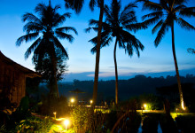 Skymning vid Bambu Indah i Ubud, Bali