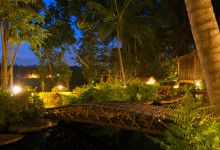 Kväll vid bron över poolen Bambu Indah i Ubud, Bali