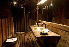 Rustikt badrum i Padi House, Bambu Indah Ubud