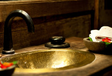 Handfat i badrummet till Padi House, Bambu Indah i Ubud