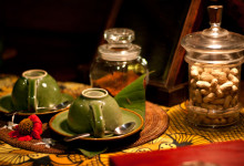 Koppar och en burk jordnötter på Bambu Indah, Ubud Bali