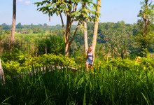 Anki går över bron på Bambu Indah, Ubud Bali