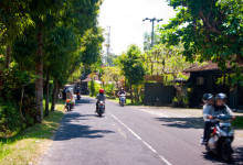 Trafik på Jalan Kedebatan vägen i Sayan, Ubud Bali