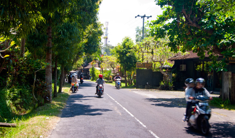 Trafik på Jalan Kedebatan vägen i Sayan, Ubud Bali Trafik på Jalan Kedebatan vägen i Sayan, Ubud Bali