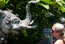 Anki och en elefant vid Jalan Kedebatan, Ubud Bali