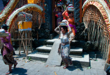 Kvinnor lämnar templet vid Jalan Kedewatan 2, Ubud Bali