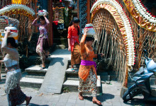 Kvinnor med mat på huvudet lämnar templet, Ubud Bali