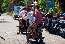 Kvinnor med mat på huvudet på mopeder, Ubud Bali