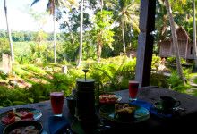 På Padi House veranda vid frukost, Bambu Indah, Ubud