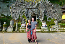Anki och Lasse vid entrén till Goa Gajah, Elefant grottan i Ubud, Bali
