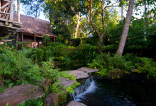 Dagens ljus har försvunnit på baksidan till Padi House vid Bambu Indah, Ubud