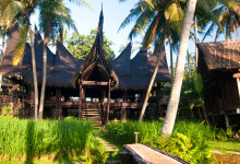Solens ligger lågt vid huvudbyggnaden, Bambu Indah, Ubud