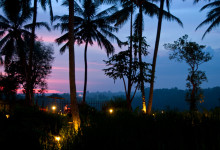 Skymning över Bambu Indah, Ubud