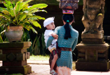 Kvinna som bär på sin son, Pura Tirtha Empul, Bali