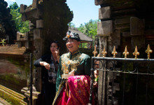 Brudpar vid Pura Tirtha Empul, Bali