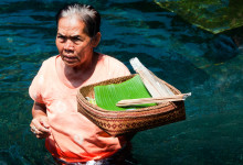 Kvinna på väg upp från Purifying pool, Pura Tirtha Empul, Bali