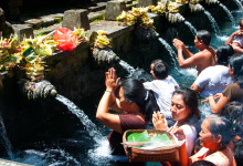Bedjande vid Purifying pool, Pura Tirtha Empul, Bali