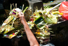 Högar av offergåvor vid Pura Tirtha Empul, Bali