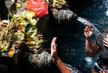 Offergåvor vid Purifying pool, Pura Tirtha Empul, Bali