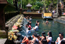 Besökare i Purifying pool, Pura Tirtha Empul, Bali