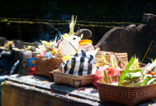 Offergåvor med blandat innehåll vid Pura Tirtha Empul, Bali