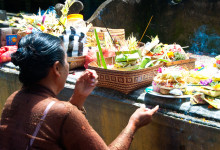 Kvinna ställer fram sin offergåva vid Tirtha Empul Tempel, Bali