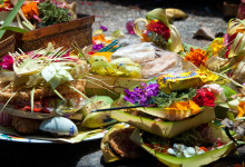 Offergåvor med riskakor, frukt och blommor vid Tirtha Empul Tempel, Bali