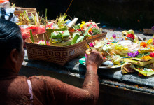 Kvinna tänder rökelse vid offergåvorna, Tirtha Empul Tempel, Bali