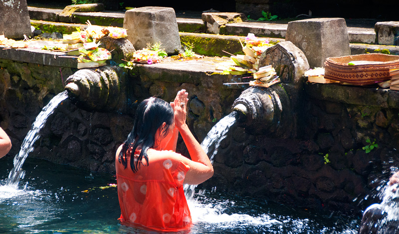 Tillbedjan, Tirtha Empul Tempel, Bali