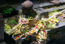 Offergåvor vid den renande bassängen i Pura Tirtha Empul, Bali