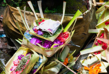 Offergåvor med pengar i Pura Tirtha Empul, Bali