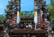 En tempelportal i Pura Tirtha Empul, Bali Indonesien