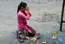 En ung kvinna ber, Pura Tirtha Empul, Bali Indonesien
