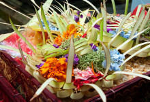 Offergåva med vackra blommor i Pura Tirtha Empul, Bali