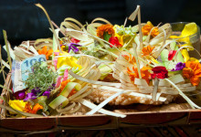 Offergåva med sedlar, blommor och riskaka i Pura Tirtha Empul, Bali