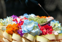 Närbild på offergåva med vackra blommor i Pura Tirtha Empul, Bali