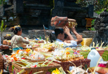Mängder med offergåva i Pura Tirtha Empul, Bali