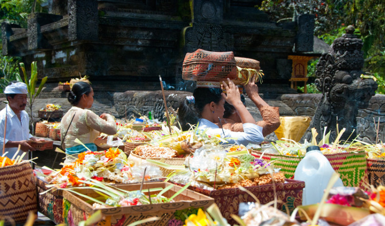 Mängder med offergåva i Pura Tirtha Empul, Bali
