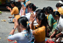Kvinnor ber vid Pura Tirtha Empul, Bali
