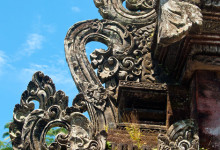 Vackra dekorationer på tempelportal i Pura Tirtha Empul, Bali