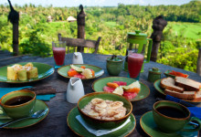 Frukost framdukad på Bambu Indah, Ubud Bali