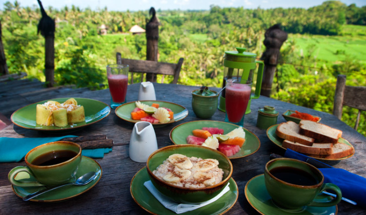 Frukost framdukad på Bambu Indah, Ubud Bali