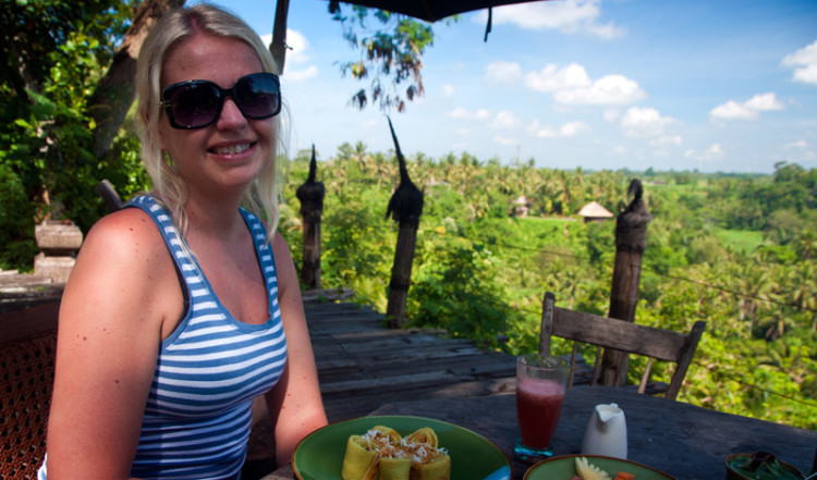 Anki vid frukost på Bambu Indah, Ubud Bali