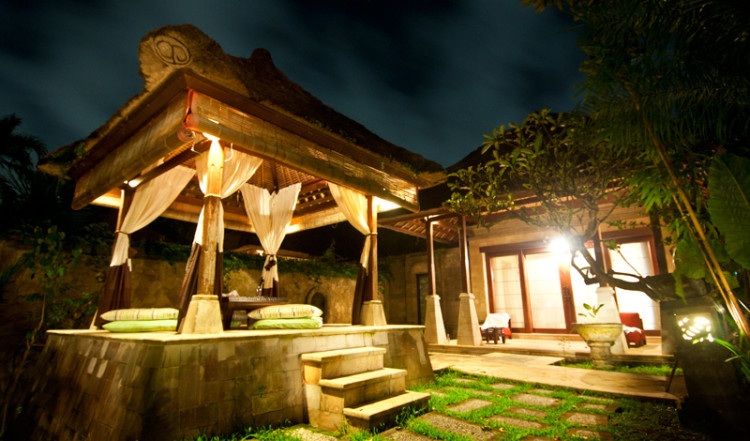Superior villa vid kvällstid på Arma Resort Hotel,Ubud Bali