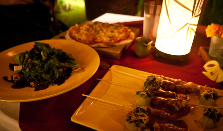 Indonesisk Pizza och Satay på Three Monkeys Restaurant i centrala Ubud, Bali
