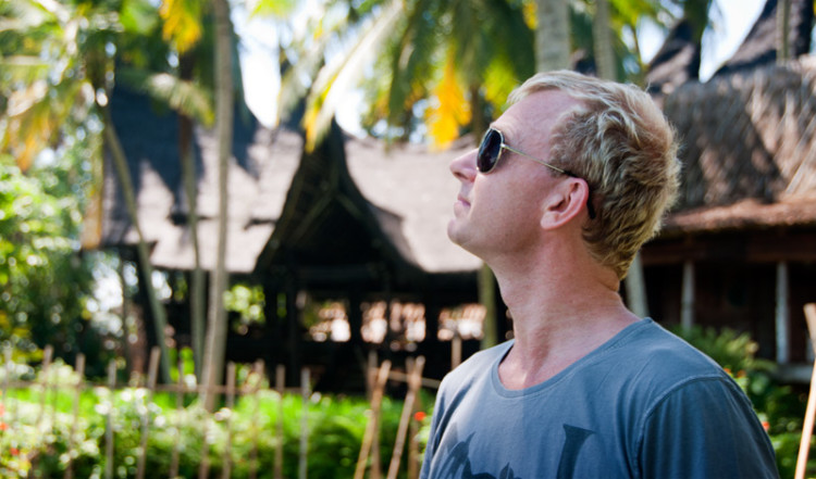 Lasse blickar ut vid Bambu Indah, Ubud Bali
