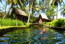 Anki simmar i poolen vid Bambu Indah, Ubud Bali