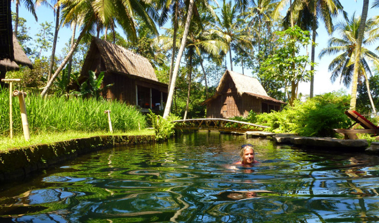 Anki simmar i poolen vid Bambu Indah, Ubud Bali
