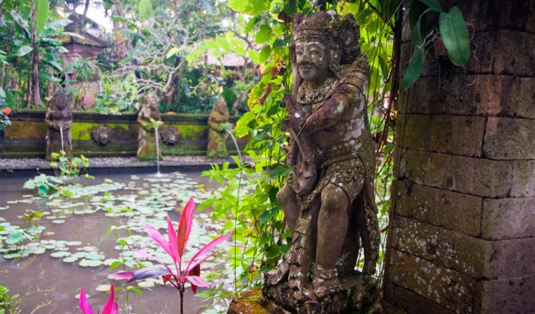 Vid dammen mitt i Arma Resort Hotel,Ubud Bali