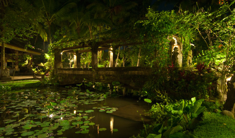 Kväll vid dammen på Arma Resort Hotel,Ubud Bali